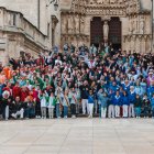 Foto de familia de los asistentes al pasacalles del Día del Peñista.