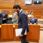 El portavoz de Vox, Juan García -Gallardo, a su llegada al Pleno de las Cortes de Castilla y León.