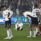 Los jugadores, cabizbajos bajo la lluvia en El Plantío.