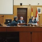 El condenado, en primer plano, durante la vista de conformidad celebrada este lunes en la Audiencia de Valladolid.