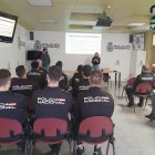 Imagen de la charla impartida en la comisaría.