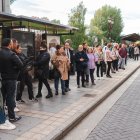Una larga cola en la parada de autobús de la avenida del Arlanzón.