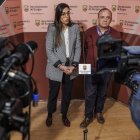 Andrea Ballesteros (PP), junto a Fernando Martínez-Acitores (Vox), tras la reunión mantenida con representantes de las tres agrupaciones vetadas.