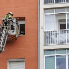 Los bomberos inspeccionan la ventana por la que un hombre se ha precipitado al vacío.