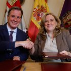 Borja Suárez y Cristina Ayala, tras la firma del convenio de colaboración entre Ayuntamiento y Diputación.