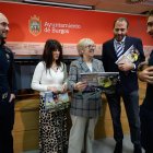 Representantes de Diputación y Ayuntamiento, Inmaculada Sierra e Ignacio Peña, junto a María Jesús Delgado, de Cocemfe, y profesionales del parque de bomberos de Burgos.