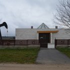 Acceso al Museo del Petróleo, en Sargentes de la Lora.