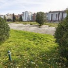 Solar del antiguo hospital General Yagüe, en el que ha crecido la vegetación por la falta de uso, desde que culminó el derribo en 2016.