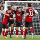 Los jugadores del Mirandés celebran uno de los goles.