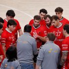 Los jugadores reciben instrucciones durante un partido en El Plantío.