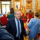 Fernando Martínez Acitores abandona el Salón de Plenos del Ayuntamiento de Burgos.