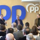 El consejero de Movilidad, José Luis Sanz, el presidente provincial de los populares, Borja Suárez, y el portavoz del PP en la Comisión de Transportes del Congreso de los Diputados, Héctor Palencia, participan en un acto bajo el título Los recortes de Sánchez al transporte público en la provincia de Burgos