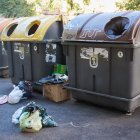 Archivo - Varios contenedores llenos de bolsas con comida, a 17 de agosto de 2023, en Madrid (España). 