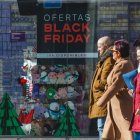 Los carteles con anuncios de Black Friday inundan las redes y las webs pero llega a los escaparates