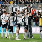 Los jugadores del Burgos CF celebran el triunfo ante el Eibar.