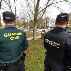 El guardia civil y el policía nacional que, fuera de servicio, detuvieron al joven que agredió a un menor con un machete.
