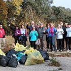 Los voluntarios posan con las bolsas de 'basuraleza' recogidas este fin de semana.
