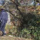 Un policía nacional, en el río Arlanzón, buscando pistas tras el hallazgo del bebé muerto.
