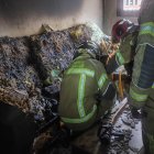 Los bomberos de Burgos, en el interior de una vivienda calcinada por un incendio.