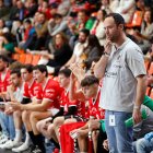 Sánchez, pensativo en la banda de la cancha de El Plantío.