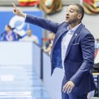 Savignai da instrucciones desde la banda en el último partido en el Coliseum, ante Menorca.