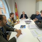 Un momento de la reunion de los ediles de Vox y reoresentantes de la plataforma María Amigo.
