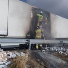 Los bomberos extinguiendo un incendio declarado en un camión de leche.