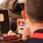 Quique Méndez transformándose en Jean Philippe Kikolas antes de una de las actuaciones realizadas en los pueblos afectados por la DANA en Valencia.