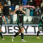 David López celebra el gol con un gesto de cariño.