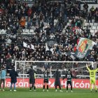 Los jugadores festejan con la afición la sufrida victoria lograda en el descuento.