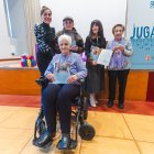 Algunos de los protagonistas de Jugando entre recuerdos: Delfina, Julián y Sofía -con su alfiletero- posan junto a la responsable del proyecto, Laura Cantero, y la responsable de Bienestar Social, Inmaculada Sierra.