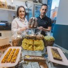 Begoña Benito y Félix Ángel Dieste, de la Heladería Bombonería El Cid, con una selección de postres navideños.