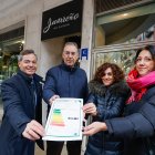 El concejal César Barriada, el presidente de FAE, Miguel Ángel Benavente, Mónica López, de Juarreño, y Patricia Gil, presidenta de la agrupación Centro Burgos.
