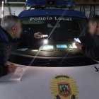 Un momento del curso en el que dos agentes examinan bajo la luz de la linterna la validez de las tarjetas de movilidad reducida