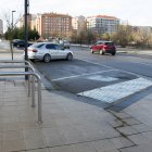 Los aparcabicis interfieren con el acceso a la acera en una plaza pintada en la calle Lucanor, en una zona de reciente urbanización.