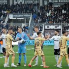 Los jugadores de ambos equipos se saludan antes del comienzo del partido.