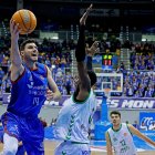 Golomán lanza a canasta durante el partido contra Amics Castelló.