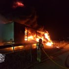 Los bomberos extinguen el fuego declarado en un camión que transitaba por la A-1.