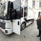 El presidente de la Diputación, Borja Suárez, contempla uno de los camiones eléctricos