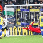 Álex Sancris igualó en el 88´ desde los once metros.