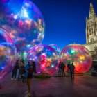 La propuesta está formada por cuatro grupos de burbujas lumínicas, junto a dos grandes esferas individuales.