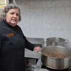 Conchi posa en la cocina de su restaurante Gallo Guindón