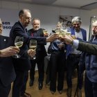 El presidente de FAE alza su copa para brindar con varios de los presentes en el acto navideño en la Casa del Empresario.