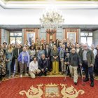 Foto de familia del personal homenajeado en el Ayuntamiento con los corporativos.
