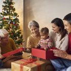 Imagen (generada con IA) de una familia abriendo sus regalos en Navidad.