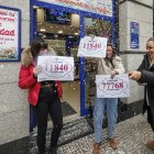 Las hermanas Beatriz, Inés y Berta Santamaría regentan desde hace 13 años el Pulpo de la Suerte y ayer repartieron dos premios del Sorteo de Navidad.