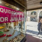 Liquidación por jubilación de una zapatería de la calle Santander.