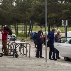 Un grupo de peregrinos coge un taxi en la estación de tren Rosa de Lima Manzano.