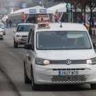 Dos taxis circulan por el centro de Burgos, durante la jornada del 1 de enero.