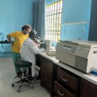 Luis Flores en el laboratorio delCentro de Investigación en Ciencias Naturales de Lwiro, en la zona cero de la nueva variante del virus monkey pox  en el Congo